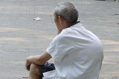 驼背的男人创业